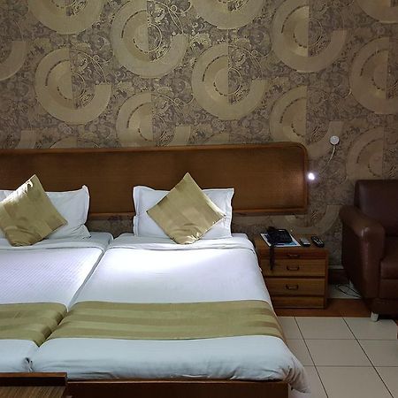 Oyo 15791 Flagship Hotel Executive Hazratganj Lucknow Zewnętrze zdjęcie