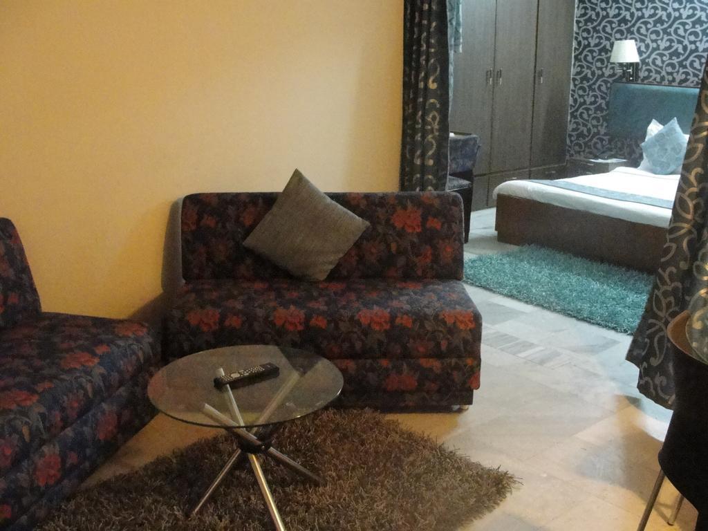 Oyo 15791 Flagship Hotel Executive Hazratganj Lucknow Zewnętrze zdjęcie
